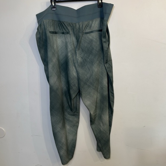 NWT Athleta Nolita Slim Tapered Print Crop Size 24 - Picture 4 of 10